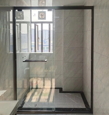 Salle de douche imperméable à l'eau avec porte pliante et rouleaux coulissants