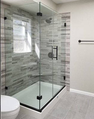 Salle de bain avec 8 mm d'épaisseur de verre salle de douche et design tout-en-un