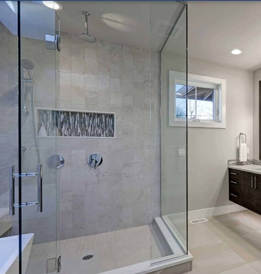 Salle de bain avec 8 mm d'épaisseur de verre salle de douche et design tout-en-un