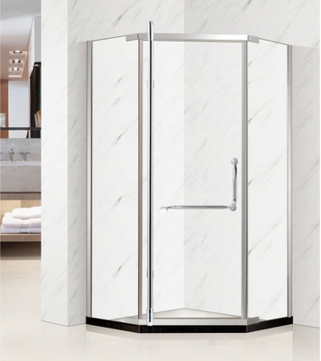 Ajoutez une touche de design moderne à votre salle de bains avec une porte coulissante et une enceinte de douche