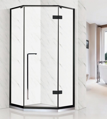 Ajoutez une touche de design moderne à votre salle de bains avec une porte coulissante et une enceinte de douche
