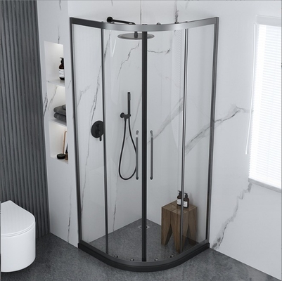 Villa salle de bain salle de douche avec boîtier en verre texturé et finition en acier