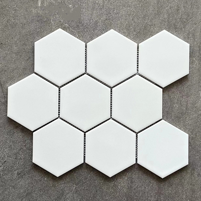 Style de design moderne Carreaux de sol hexagonales en céramique blanche pure avec mosaïque en verre de nid de miel