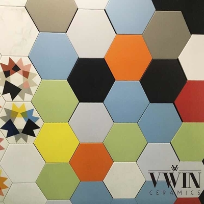 Style de design moderne Carreaux de sol hexagonales en céramique blanche pure avec mosaïque en verre de nid de miel