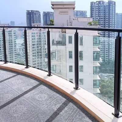 Mat finition en acier inoxydable plafond de verre garde-corps pilier de mât pour les systèmes de balcon