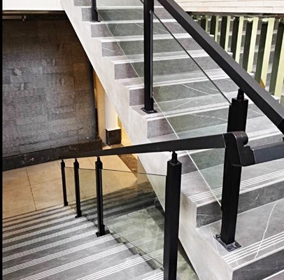 Mat finition en acier inoxydable plafond de verre garde-corps pilier de mât pour les systèmes de balcon