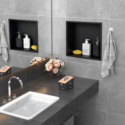 Améliorez le rangement de votre salle de bain avec une étagère de niche en acier inoxydable moderne et une lumière LED